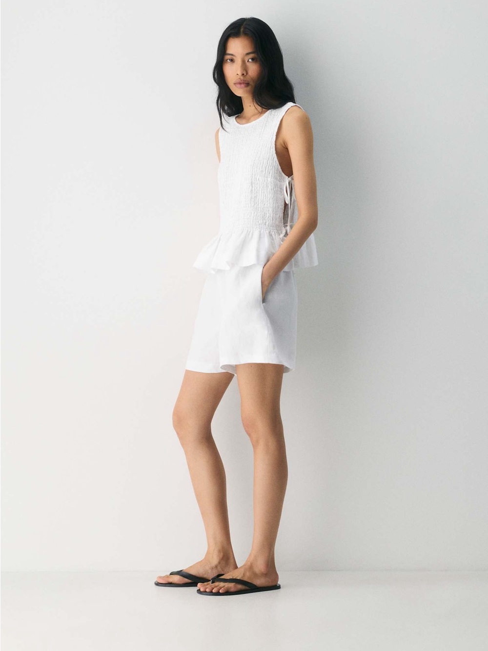 Aritzia The Lodge Short Mid-Thigh - CruiseLinen in white, size XXS - Picture 4 of 7
